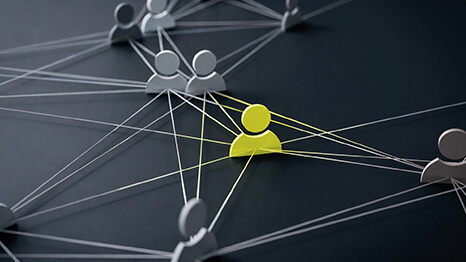 Bunte Personen-Icons durch Linien vernetzt